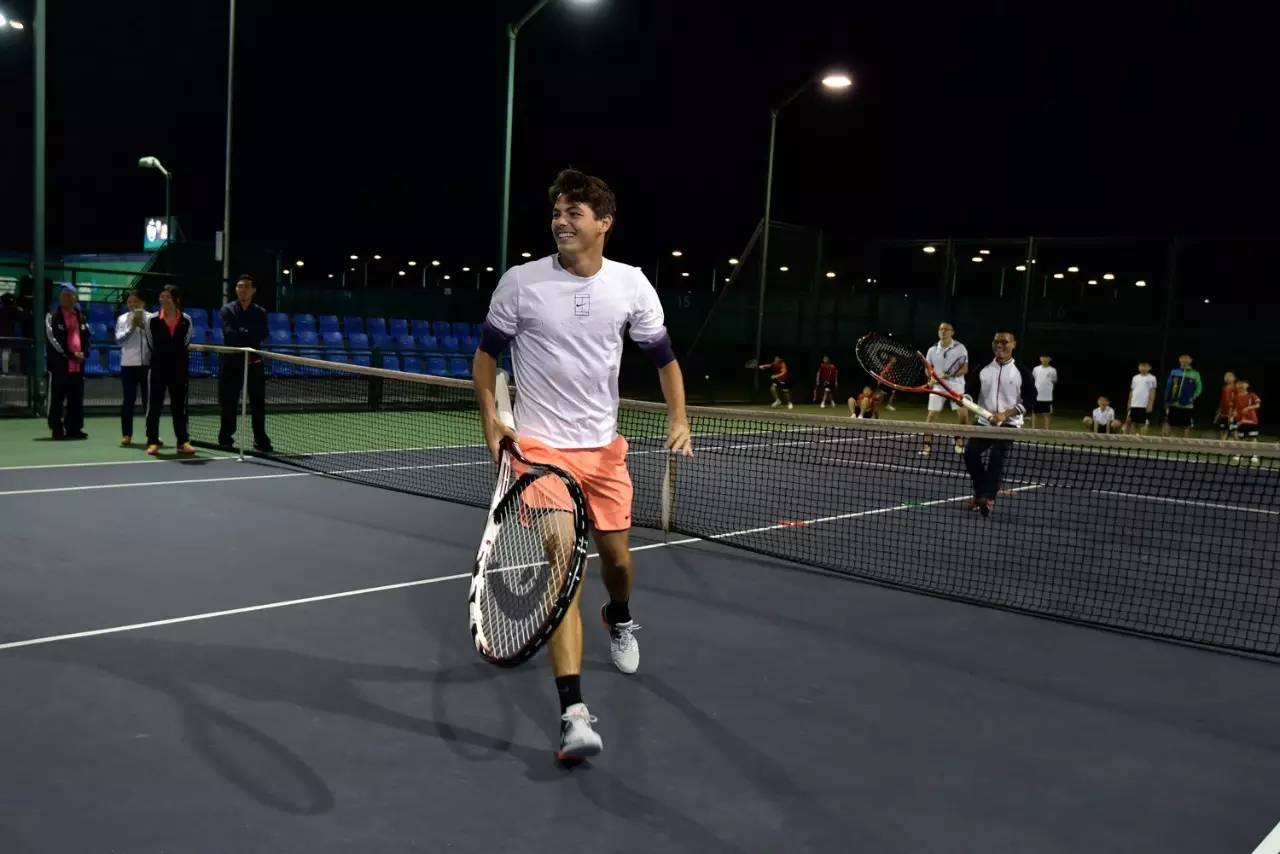 两人相辅相 两人相辅相